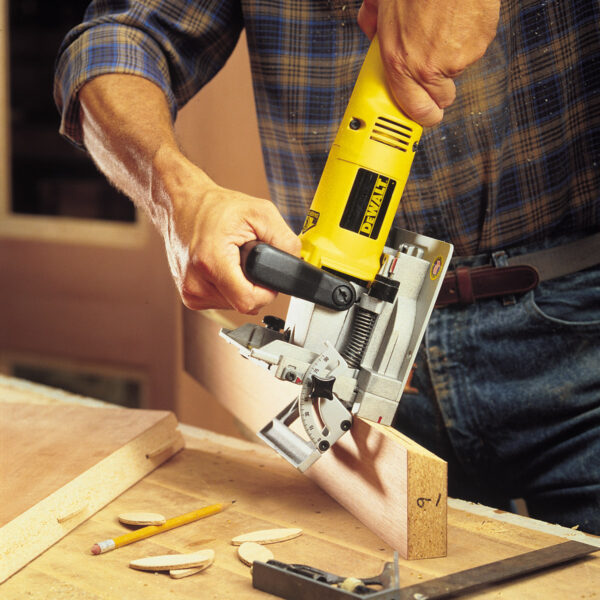 DW682K DeWALT lamelovací frézka 600W, 20MM hloubka frézování
