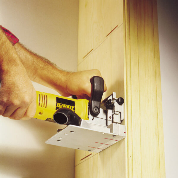 DW682K DeWALT lamelovací frézka 600W, 20MM hloubka frézování